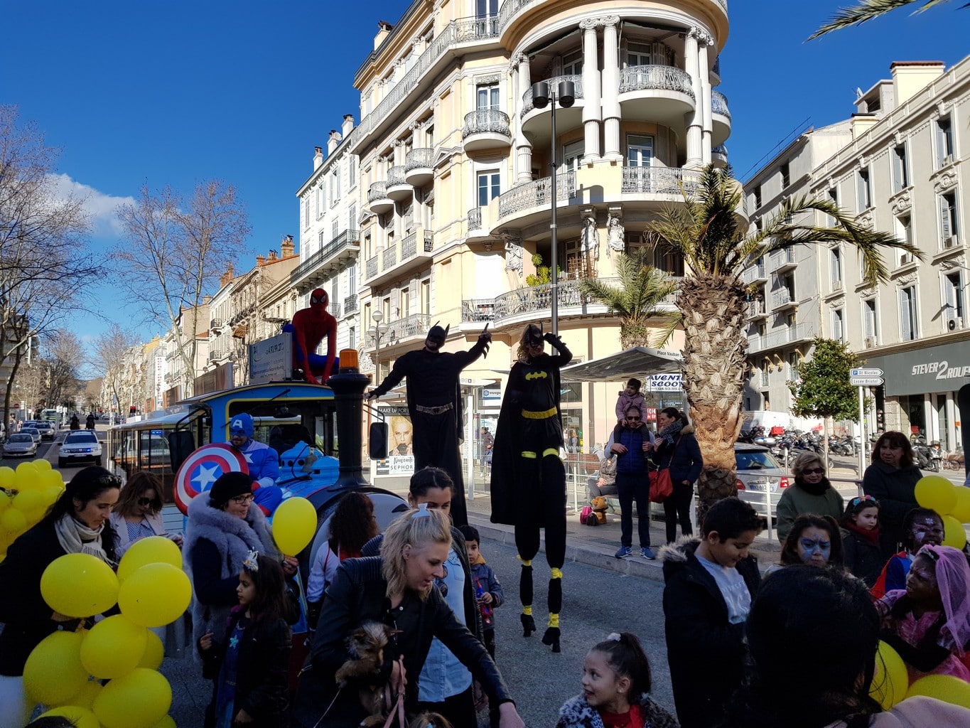 STILT WALKERS & JUGGLERS