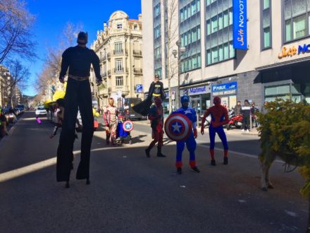 Un carnaval super-héros à Cannes