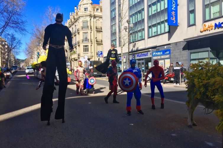 Un carnaval super-héros à Cannes