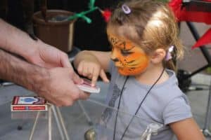 Les bienfaits des ateliers de peinture pour enfants lors d'événements familiaux