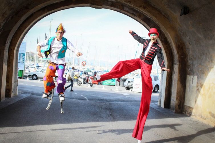 STILT WALKERS & JUGGLERS