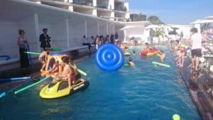 Comment les jeux d'eau transforment les pool parties pour enfants